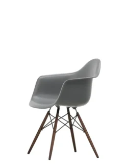 Eames Plastic Armchair DAW, mørkbejdset ahorntræ fra Vitra