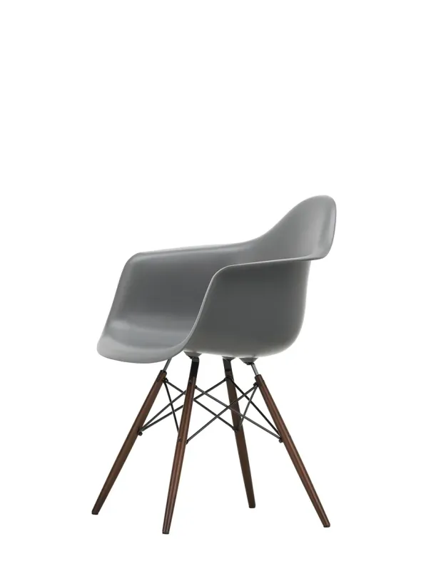 Eames Plastic Armchair DAW, mørkbejdset ahorntræ fra Vitra