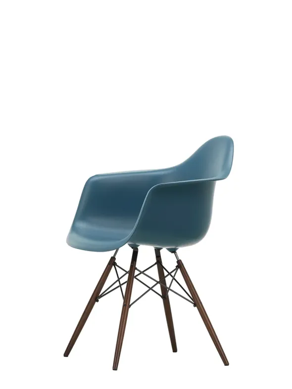 Eames Plastic Armchair DAW, mørkbejdset ahorntræ fra Vitra