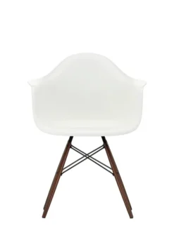 Eames Plastic Armchair DAW, mørk ahorn/white fra Vitra