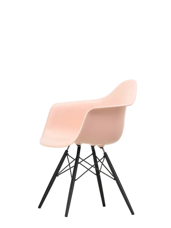 Eames Plastic Armchair DAW, sortlakeret ahorntræ fra Vitra