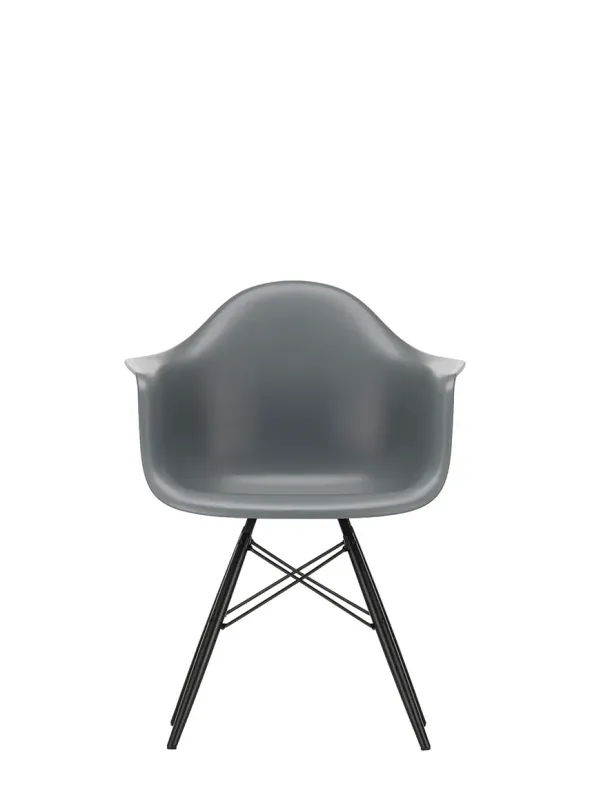 Eames Plastic Armchair DAW, sortlakeret ahorntræ fra Vitra