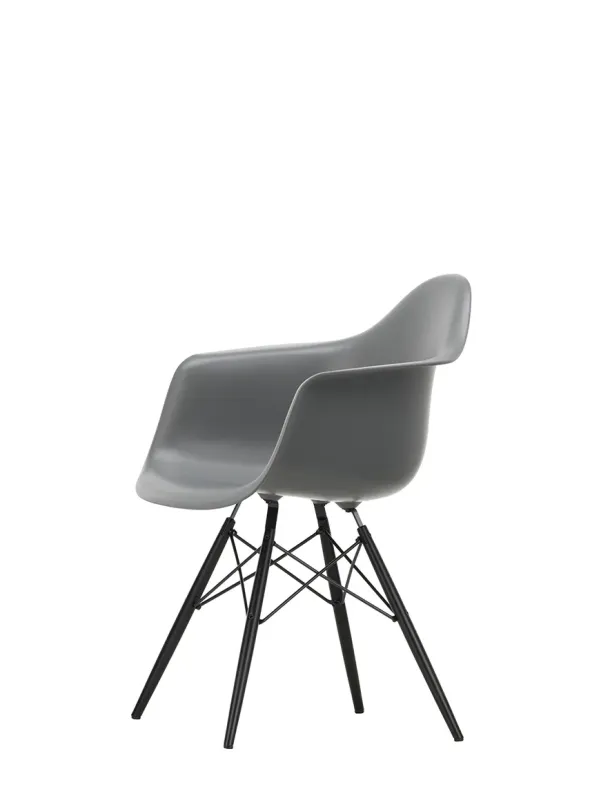 Eames Plastic Armchair DAW, sortlakeret ahorntræ fra Vitra