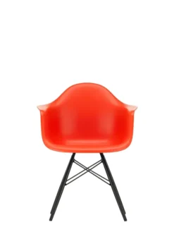 Eames Plastic Armchair DAW, sortlakeret ahorntræ fra Vitra