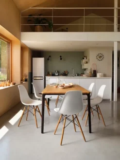 Eames Plastic Side Chair DSW, mørkbejdset ahorntræ fra Vitra
