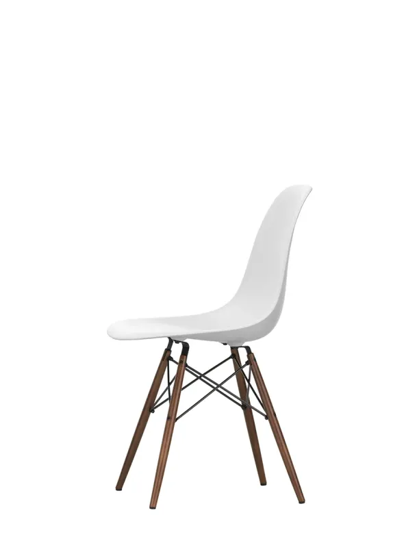Eames Plastic Side Chair DSW, mørkbejdset ahorntræ fra Vitra