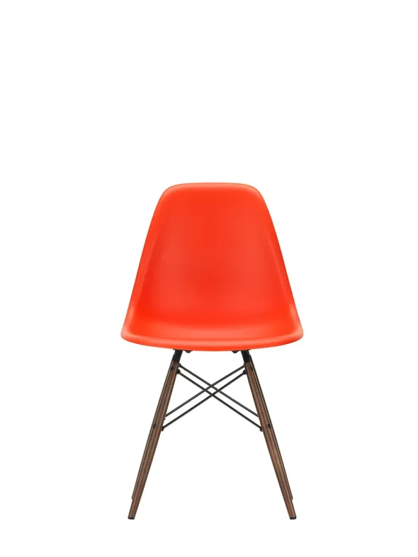 Eames Plastic Side Chair DSW, mørkbejdset ahorntræ fra Vitra