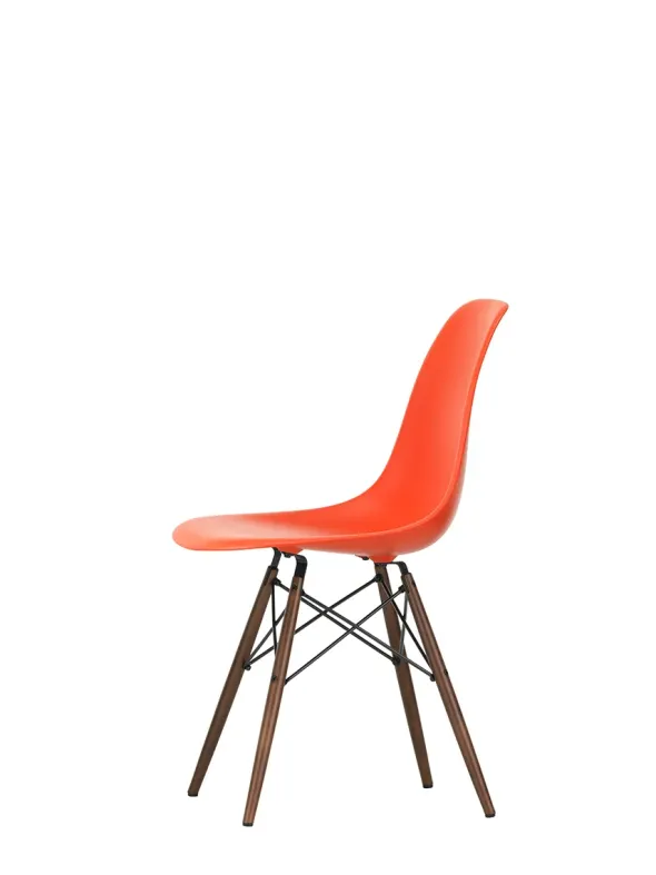 Eames Plastic Side Chair DSW, mørkbejdset ahorntræ fra Vitra