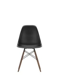 Eames Plastic Side Chair DSW, mørkbejdset ahorntræ fra Vitra