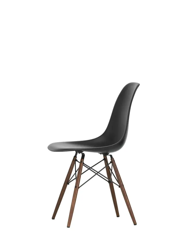 Eames Plastic Side Chair DSW, mørkbejdset ahorntræ fra Vitra