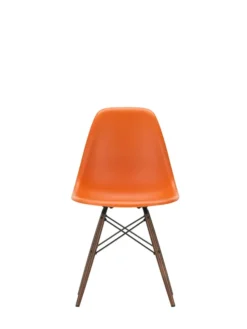 Eames Plastic Side Chair DSW, mørkbejdset ahorntræ fra Vitra