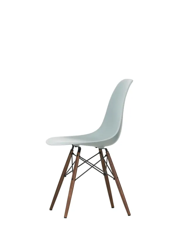 Eames Plastic Side Chair DSW, mørkbejdset ahorntræ fra Vitra