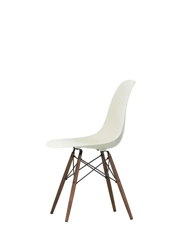Eames Plastic Side Chair DSW, mørkbejdset ahorntræ fra Vitra