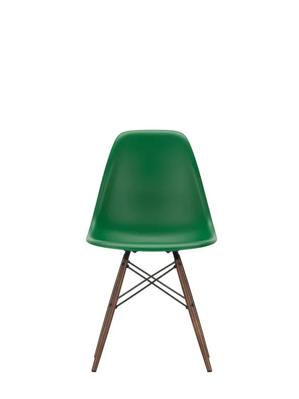 Eames Plastic Side Chair DSW, mørkbejdset ahorntræ fra Vitra