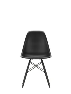 Eames Plastic Side Chair DSW, sortlakeret ahorntræ fra Vitra