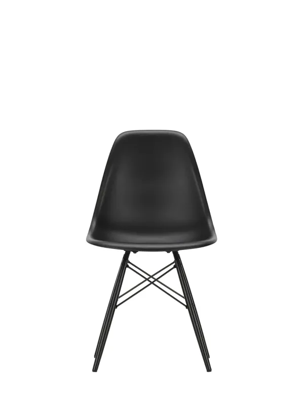 Eames Plastic Side Chair DSW, sortlakeret ahorntræ fra Vitra