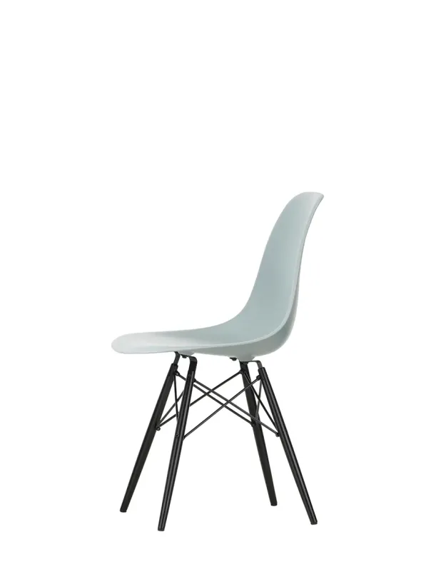 Eames Plastic Side Chair DSW, sortlakeret ahorntræ fra Vitra
