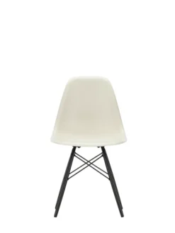 Eames Plastic Side Chair DSW, sortlakeret ahorntræ fra Vitra