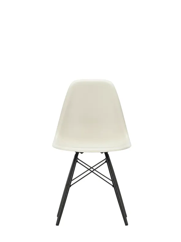 Eames Plastic Side Chair DSW, sortlakeret ahorntræ fra Vitra