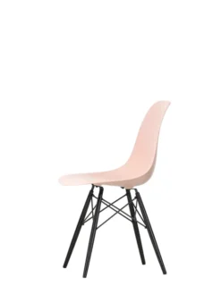 Eames Plastic Side Chair DSW, sortlakeret ahorntræ fra Vitra