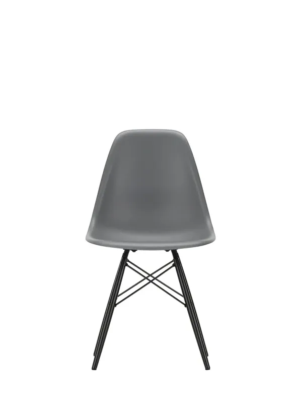 Eames Plastic Side Chair DSW, sortlakeret ahorntræ fra Vitra
