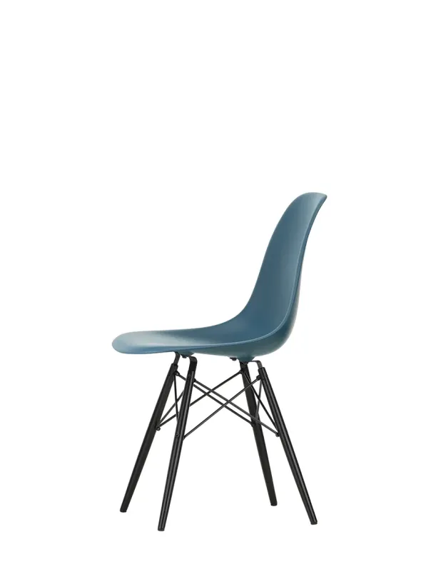 Eames Plastic Side Chair DSW, sortlakeret ahorntræ fra Vitra