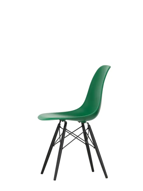 Eames Plastic Side Chair DSW, sortlakeret ahorntræ fra Vitra