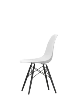 Eames Plastic Side Chair DSW, sortlakeret ahorntræ fra Vitra