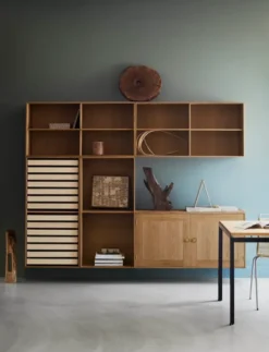 FK63 Reol med ben, hylde og bakker fra Carl Hansen & Søn