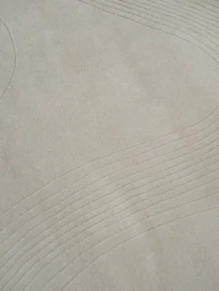 Fluid Arc gulvtæppe, Chalk fra Linie Design