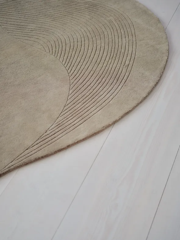 Fluid Arc gulvtæppe, Olive fra Linie Design