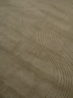 Fluid Arc gulvtæppe, Olive fra Linie Design