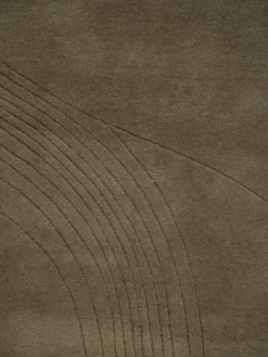 Fluid Arc gulvtæppe, Olive fra Linie Design