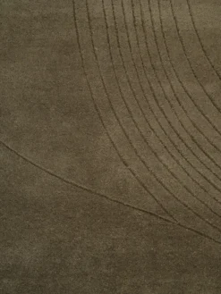 Fluid Arc gulvtæppe, Olive fra Linie Design