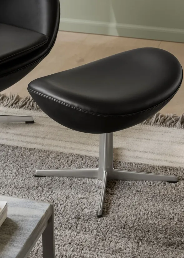 3127 Fodskammel til Ægget af Arne Jacobsen læder