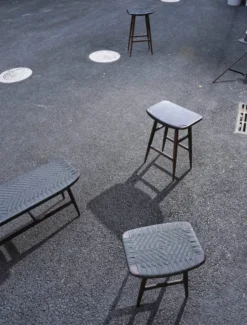 Freja bænk, sort eg/sort flet fra Stellar Works