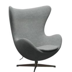 3316 Ægget loungestol, stel i brown bronze af Arne Jacobsen