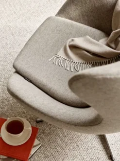 3316 Ægget loungestol, stel i børstet aluminium af Arne Jacobsen