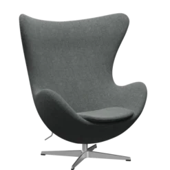 3316 Ægget loungestol, stel i børstet aluminium af Arne Jacobsen