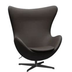 3316 Ægget loungestol, stel i sort af Arne Jacobsen