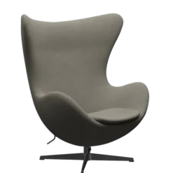 3316 Ægget loungestol, stel i sort af Arne Jacobsen