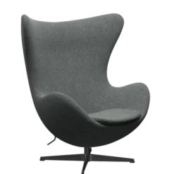 3316 Ægget loungestol, stel i sort af Arne Jacobsen