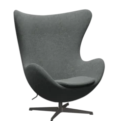 3316 Ægget loungestol, stel i warm graphite af Arne Jacobsen