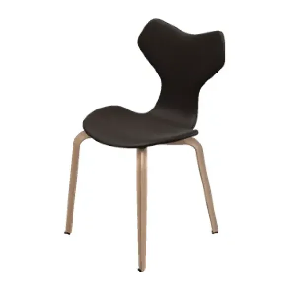 4130 Grand Prix med træben af Arne Jacobsen