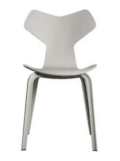 4130 Grand Prix med træben af Arne Jacobsen