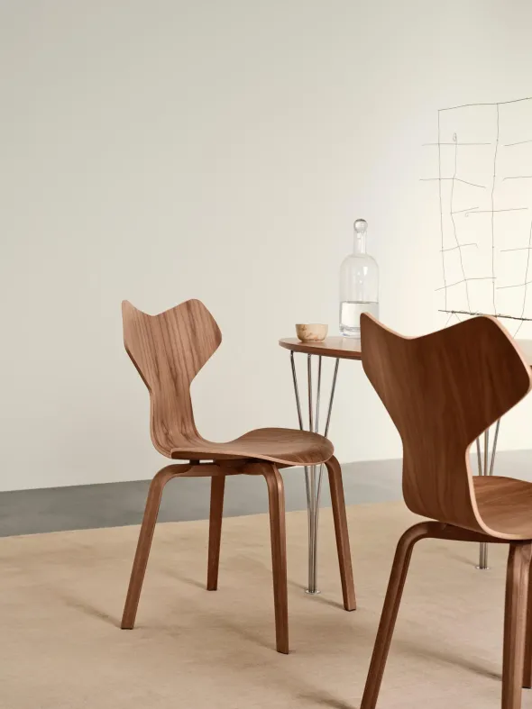 4130 Grand Prix med træben af Arne Jacobsen