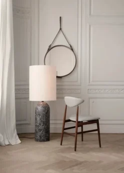 Gravity High XL Gulvlampe, hvid skærm fra GUBI