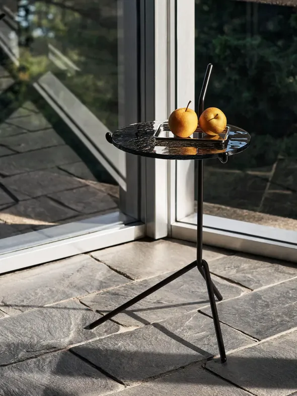 Halten SH9 Sidebord, warm black & smoked glass fra &Tradition