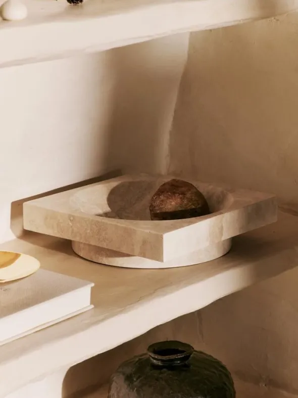Hew low centrepiece, travertin fra Ferm Living