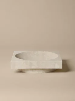 Hew low centrepiece, travertin fra Ferm Living